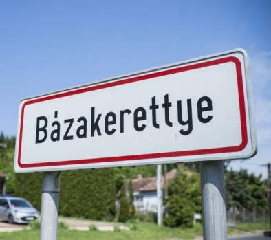 Bázakerettye tábla